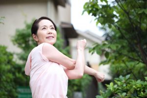 準備運動をする女性