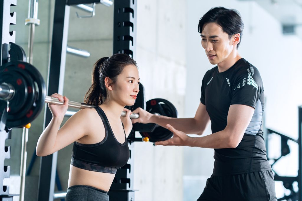 トレーニングする女性