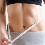 パーソナルジムで体を引き締めた女性