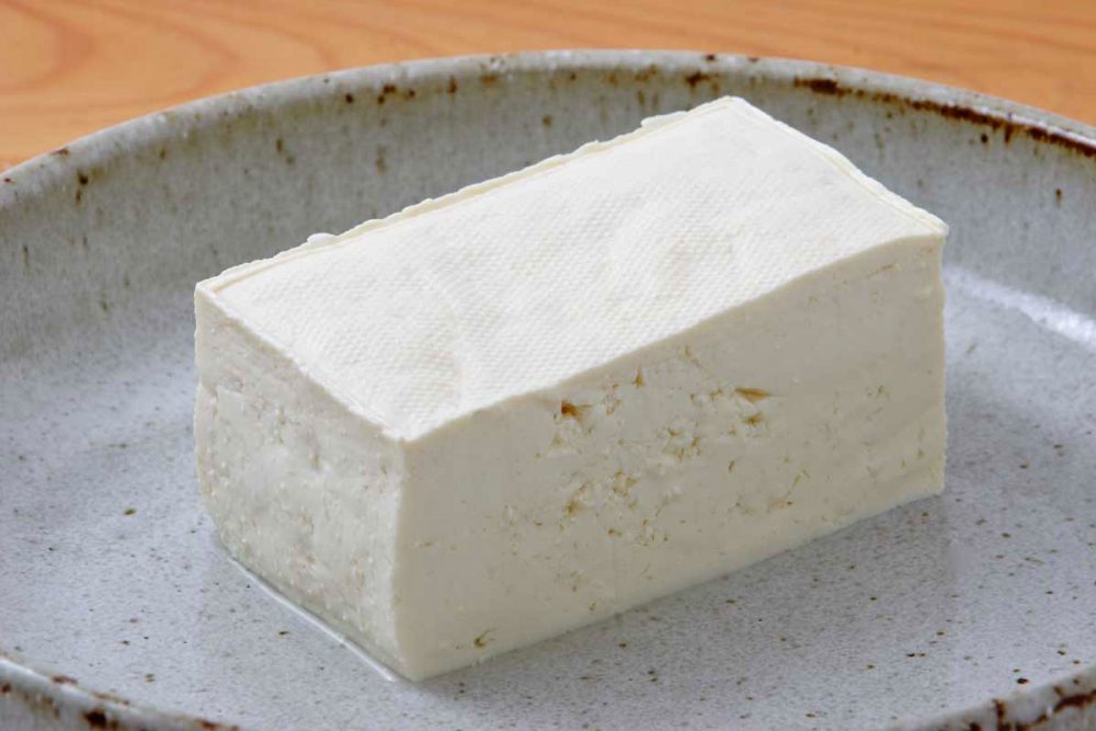 皿にのった木綿豆腐
