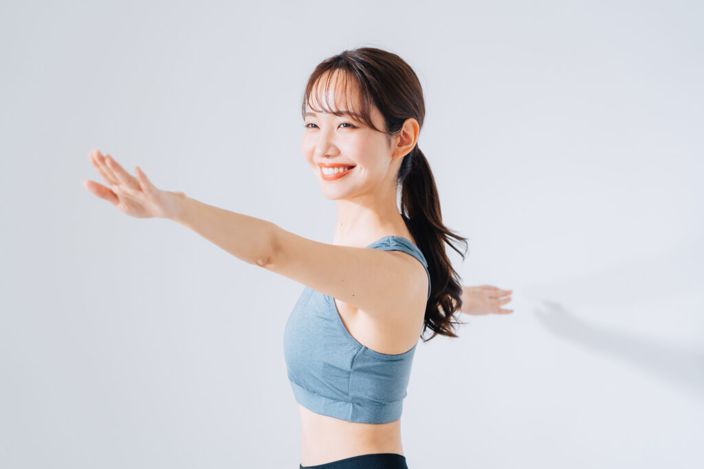 トレーニングをする笑顔の女性