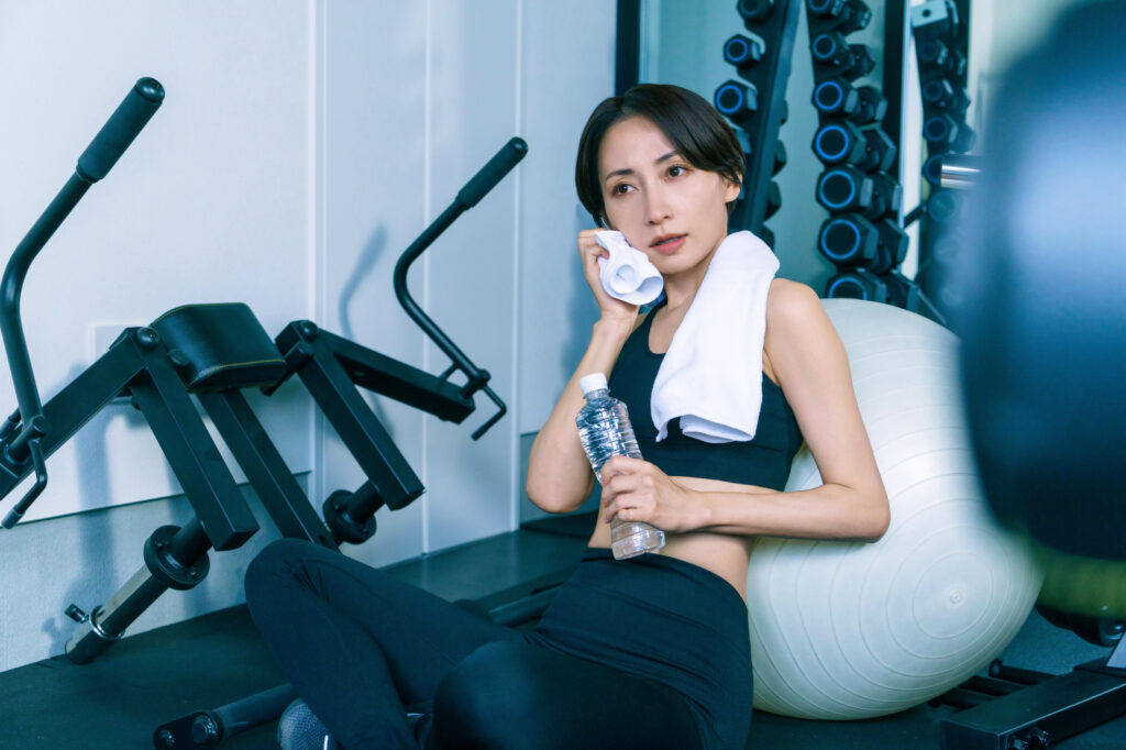 トレーニング後に休憩する女性